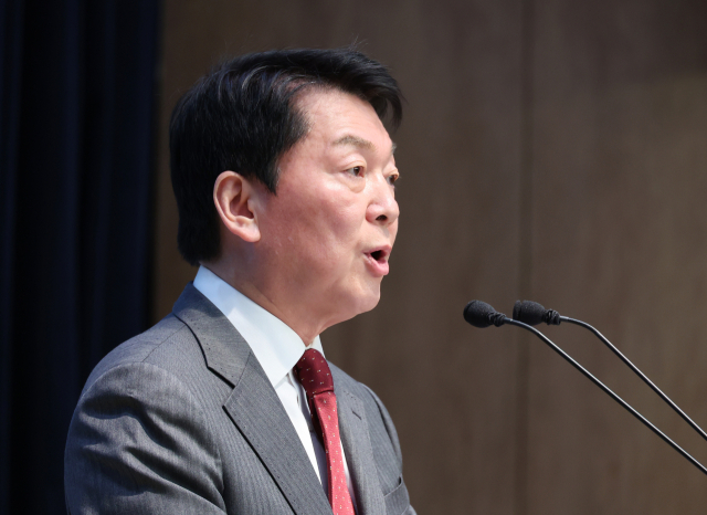 국민의힘 안철수 대선 경선 후보가 27일 서울 여의도 국회 소통관에서 국민께 드리는 호소문을 발표하고 있다. 연합뉴스