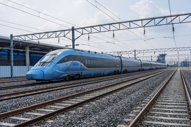 주행중인 KTX . 코레일 제공