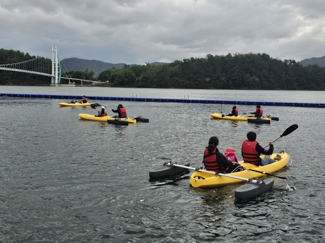 지난해 경남도 주말어장 참가자들이 카약 체험을 하고 있다. 경남도 제공