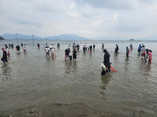 지난해 경남도 주말어장 참가자들이 체험 프로그램을 즐기고 있다. 경남도 제공