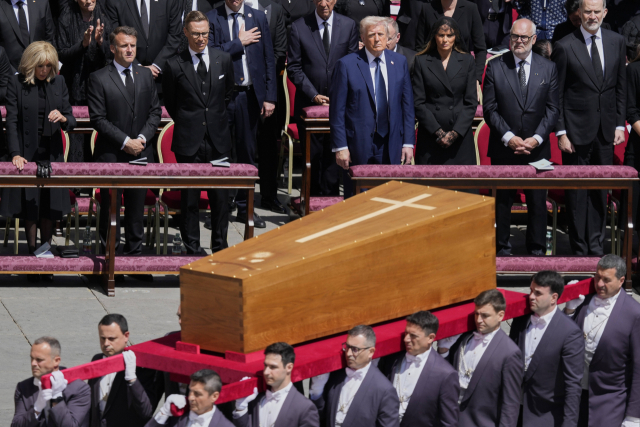 26일(현지 시간) 바티칸 성 베드로 광장에서 열린 프란치스코 교황 장례식에서 도널드 트럼프 미국 대통령, 에마뉘엘 마크롱 프랑스 대통령 등이 교황의 관이 운구되는 것을 지켜보고 있다. AP연합뉴스