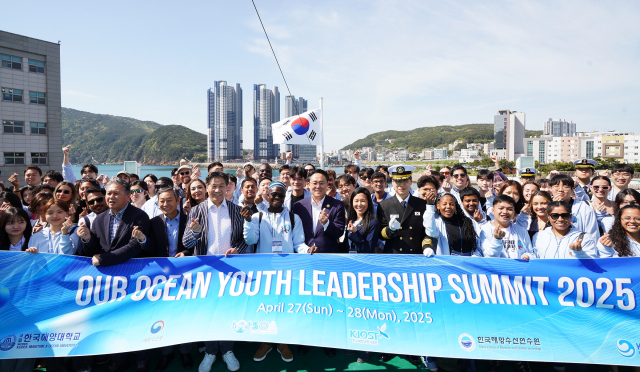 강도형 해양수산부 장관은 27일 ‘유스 리더십 써밋’ 행사가 열리는 한국해양대 실습선 한나라호에서 참가자들을 격려했다. 해수부 제공