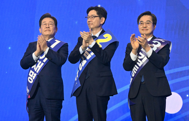 더불어민주당 이재명(왼쪽부터)·김경수·김동연 대선 경선 후보가 27일 박수를 치고 있다. 연합뉴스