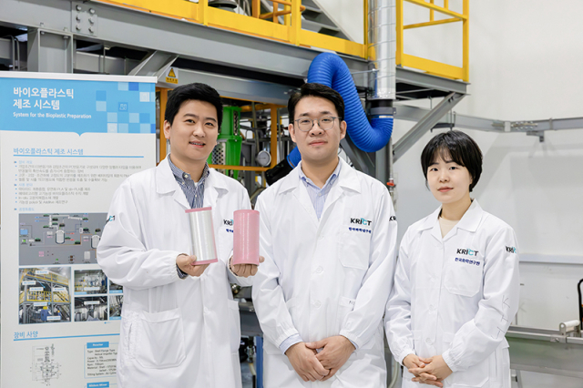 주요 연구진. 왼쪽부터 전현열 책임연구원(교신저자), 박성배 선임연구원(1저자), 김효정 선임연구원(교신저자). 화학연구원 제공
