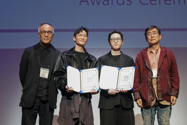 2025 제17회 ‘AK(Arts Korea)21 안무가 육성 경연’에서 ‘드루와’를 안무·출연한 김형민(오른쪽에서 두 번째)과 ‘궤도’를 안무·출연한 양승관(왼쪽에서 두 번째)이 최우수안무가상을 공동 수상했다. 다른 두 사람은 심사위원 오노 신지(맨 왼쪽)와 이종호. 부산국제무용제 제공