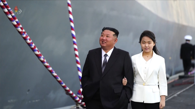 북한 조선중앙TV는 북한 김정은 국무위원장이 참석한 가운데 5,000t급 신형다목적구축함 '최현호' 진수식이 지난 25일 남포조선소에서 진행됐다고 26일 보도했다. 배에 오른 김정은과 딸 주애가 팔짱을 낀채 구내를 돌아보고 있다. 연합뉴스