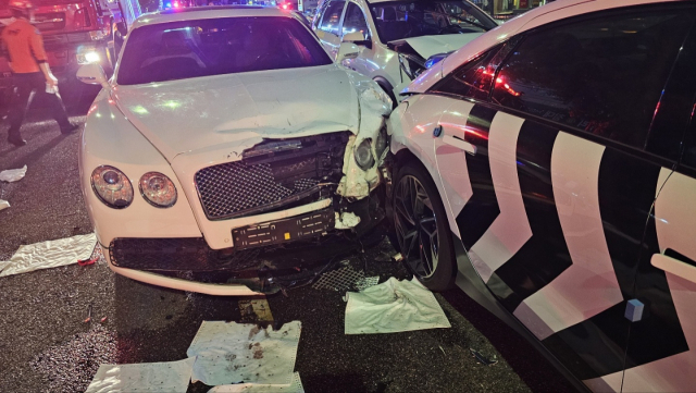 지난 27일 오후 10시 5분께 부산 동구 좌천동 가구거리 앞 도로에서 음주 운전자가 몰던 승용차가 택시 2대를 연이어 들이박았다. 부산 동부경찰서 제공