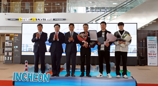 이경규(왼쪽 두 번째) 인천항만공사(IPA) 사장이 인천~단동 항로 여객운송 재개 환영 행사를 마치고 기념촬영을 하고 있다. IPA 제공