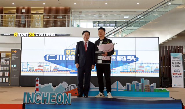 인천항과 중국 단둥을 오가는 한·중 국제카페리의 여객 운송이 5년 2개월 만에 재개된 가운데, 이경규(왼쪽) 인천항만공사(IPA) 사장이 단동국제항운(유)이 주 3회 해당 노선에 투입하는 ‘동방명주8호(ORIENTAL PEARL Ⅷ)’ 첫 여객과 기념촬영을 하고 있다. IPA 제공