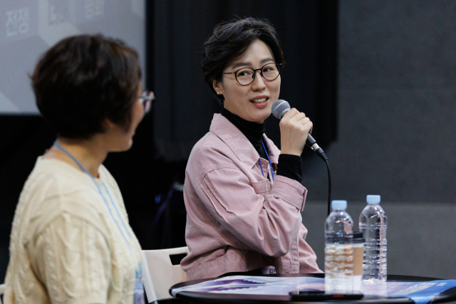 지난해 제15회 부산평화영화제에서 '어른 김장하'가 상영된 후 진행된 관객과의 만남에서 김현지(오른쪽) 감독이 발언하고 있다. 부산평화영화제 제공