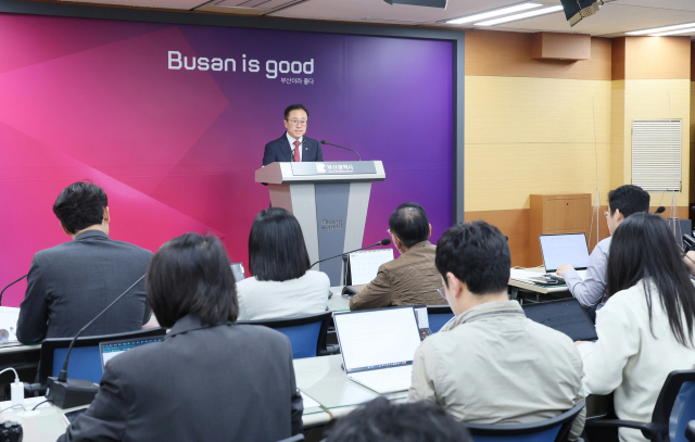 28일 김광회 부산시 미래혁신부시장이 부산시청 기자회견장에서 현대건설의 가덕신공항 기본설계안에 대한 시 입장을 밝히고 있다. 부산시 제공