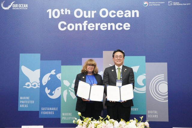 강도형 해양수산부 장관이 28일 부산 벡스코에서 열린 생물다양성협약 '지속가능한 해양 이니셔티브' 양해각서 유효기간 연장 서명식에서 아스트리드 쇼마커 생물다양성협약 사무총장과 기념 촬영하고 있다. 해수부 제공