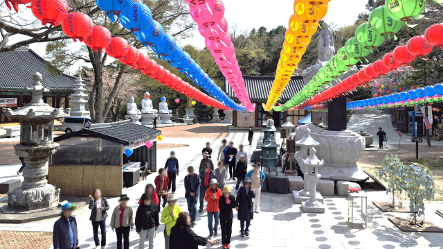 대구 팔공산 동화사를 찾은 관람객들이 문화해설사의 설명을 듣고 있다. 남태우 기자