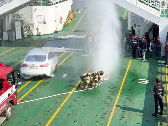 한국해양교통안전공단(KOMSA)이 지난해 10월 관계기관과 함께 시행한 여객선 전기차 화재 대응훈련 모습. KOMSA 제공