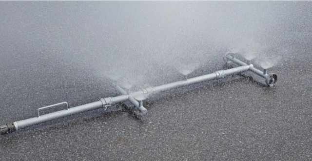 한국해양교통안전공단(KOMSA)이 해양수산부와 함께 보급하는 여객선 전기차 화재 대응 장비로, 전기차 하부 배터리 냉각에 사용되는 상방향 물 분사장치. KOMSA 제공