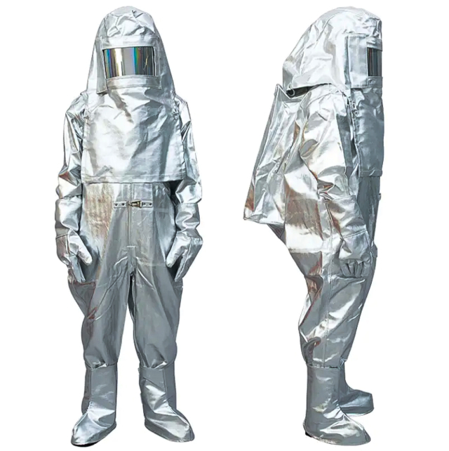 한국해양교통안전공단(KOMSA)이 해양수산부와 함께 보급하는 여객선 전기차 화재 대응 장비로, 화재진압 선원 보호를 위한 소방원 장구. KOMSA 제공