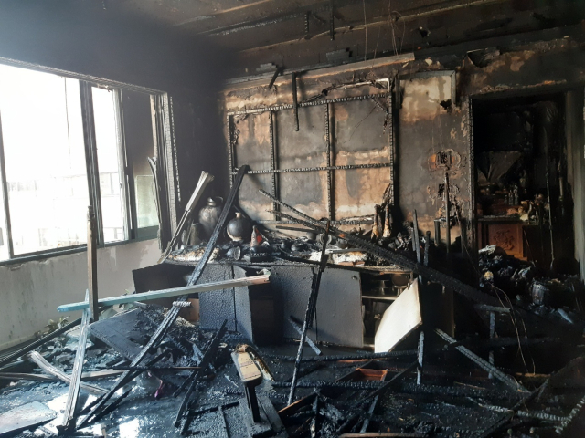 28일 오후 4시 20분께 부산 해운대구 재송동 한 4층 건물의 법당(4층)에서 불이 났다. 부산소방재난본부 제공