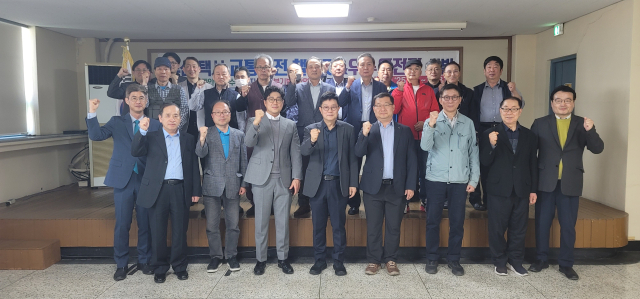 전국택시공제조합 부산지부와 한국교통안전공단 부산본부은 28일 전국택시공제조합 부산지부 강당에서 ‘2025년 부산 택시 교통안전 챌린지 & 우수 운전자 선발’ 1분기 우수 운전자 포상식을 개최했다. 전국택시공제조합 부산지부 제공