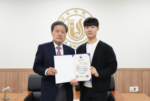 신라대 허남식 총장(왼쪽)이 염건호 학생(오른쪽).