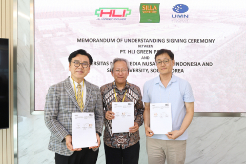 왼쪽부터 신라대 김성수 국제스마트기술협력센터장, UMN Andrey Andoko 총장, PT. HLI Green Power 홍기철 대표.