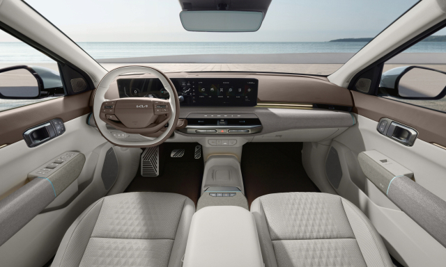 기아가 지난달 출시한 자사의 첫 세단 전기차 ‘더 기아 EV4’가 ‘EV3’의 흥행 바통을 이을지 주목된다. 현대차그룹 내 전기차 가운데 1회 충전시 주행거리가 가장 길다. EV4 주행모습과 실내. 기아 제공