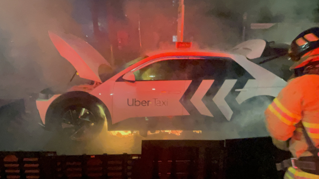 30일 오전 4시 50분께 부산 부산진구 개금동의 한 도로변에 세워진 전기차 택시에서 불이 났다. 부산소방재난본부 제공