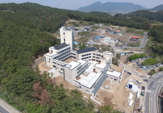 5월 중 준공을 앞둔 고성군 유스호스텔 건설 현장. 고성군 제공