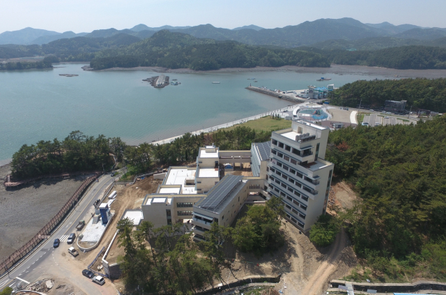 5월 중 준공을 앞둔 고성군 유스호스텔 건설 현장. 고성군 제공