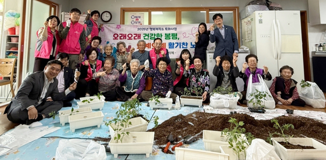 통영시 봉평동지역사회보장협의체는 29일 관내 경로당 2곳을 찾아 어르신 맞춤형 건강 증진을 위한 ‘오래오래 건강한 봉평, 오예오예 활기찬 노후’ 사업을 진행했다. 통영시 제공