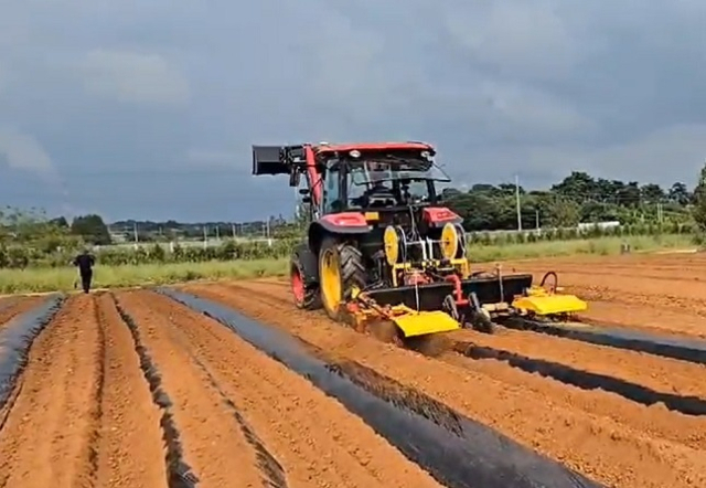 흙올림식 휴립 피복기. 농촌진흥청 제공