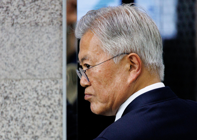 문재인 전 대통령이 지난 25일 오후 서울 여의도 국회 도서관에서 열린 4.27 판문점선언 7주년 기념식에 참석하고 있다. 연합뉴스