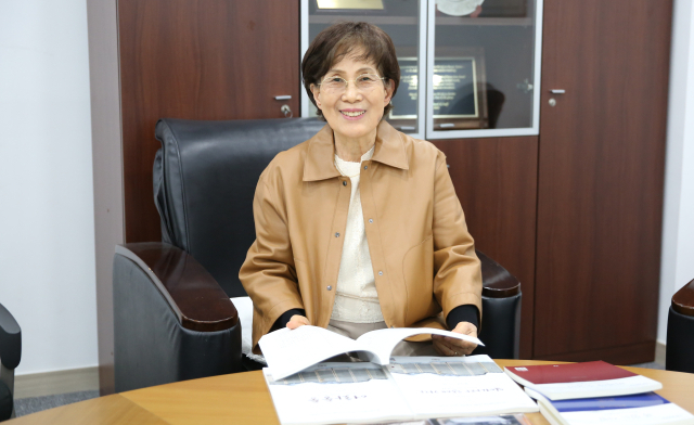 신영순 교수가 부산 해운대의 작업실에서 최근 발간한 악보집을 살펴보고 있다. 박석호 기자