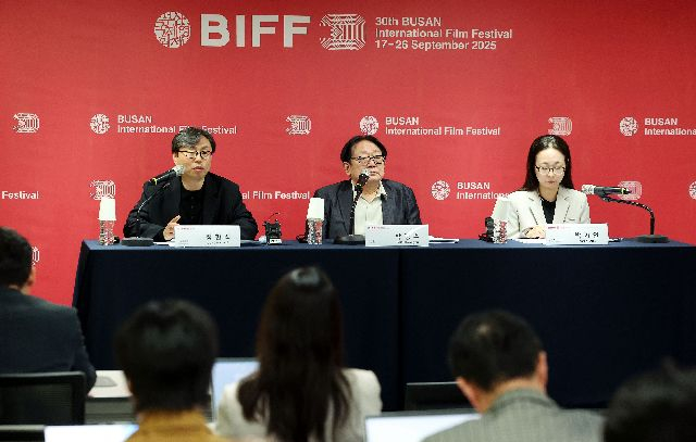 부산국제영화제 정한석 신임 집행위원장과 박광수 이사장, 박가언 수석프로그래머(왼쪽부터)가 29일 오전 부산 해운대구 영화의전당에서 기자간담회를 열고 올해 30주년을 맞은 부산국제영화제의 세부 변화에 대해 설명하고 있다. 정종회 기자 jjh@