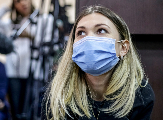 빅토리아 로시나 기자가 2021년 10월 우크라이나 키이우에서 열린 재판에 참석한 모습. 지난 2월 시신이 훼손된 채로 송환됐다. 로이터연합뉴스