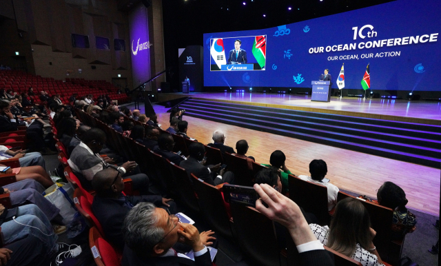 제10차 아워오션 콘퍼런스(Our Ocean Conference, OOC)가 사흘간의 대장정을 마치고 30일 폐막했다. 강도형 해양수산부 장관이 30일 오후 부산 해운대구 벡스코에서 열린 제10차 OOC 폐막식에서 폐회사를 하고 있다. 해수부 제공