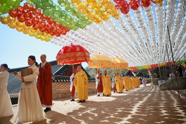 금정총림 범어사는 오는 5일 경내 대웅전 앞마당에서 연등 점등식을 개최한다. 범어사 제공