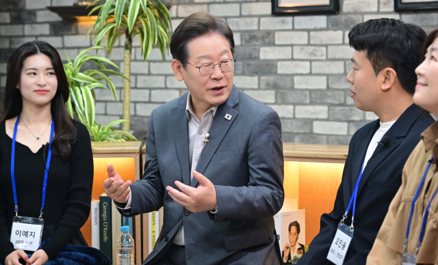 더불어민주당 이재명 대선 후보가 지난달 30일 서울 구로구 한 스튜디오에서 열린 '슬기로운 퇴근생활 직장인 간담회'에 참석해 직장인들의 고충을 듣고서 대화를 나누고 있다. 연합뉴스