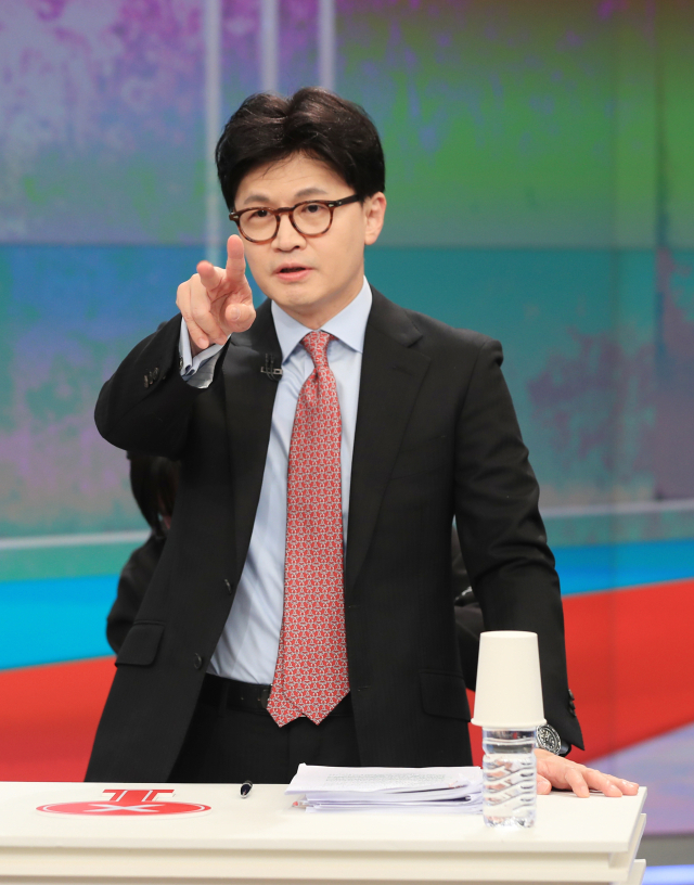 국민의힘 제21대 대통령선거 경선 결선투표에 진출한 한동훈 후보가 30일 서울 중구 TV조선에서 토론 준비를 하고 있다. 연합뉴스