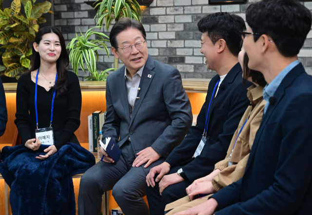 더불어민주당 이재명 대선 후보가 30일 오후 서울 구로구의 한 스튜디오에서 열린 '슬기로운 퇴근생활' 직장인 간담회에서 직장인들의 고충을 듣고 답변하고 있다. 연합뉴스