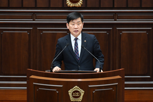 부산시의회 건설교통위원장인 김재운(부산진3) 의원이 1일 열린 제328회 제3차 본회의에서 ‘가덕신공항 2029년 적기 개항 촉구 결의안’ 제안 설명을 하고 있다. 부산시의회 제공