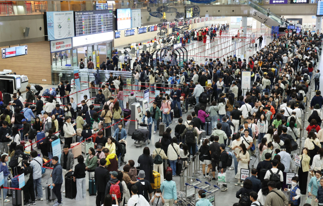 부산 강서구 김해국제공항 국제선 출국장에서 여행객들이 길게 줄을 선 채 출국수속을 거치고 있다. 정종회 기자 jjh@