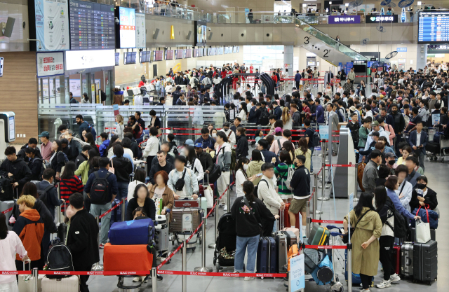 부산 강서구 김해국제공항 국제선 출국장에서 여행객들이 길게 줄을 선 채 출국 수속을 거치고 있는 모습. 부산일보DB