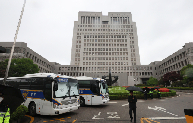 더불어민주당 이재명 대선 후보의 공직선거법 위반 혐의 사건에 관한 대법원 상고심 선고가 있는 1일 서울 서초구 대법원에 경찰버스가 세워져 있다. 연합뉴스