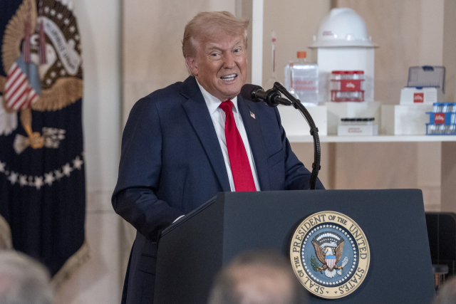 도널드 트럼프 미국 대통령이 30일(현지시간) 백악관에서 20여명의 글로벌 기업 CEO가 참석한 가운데 진행된 ‘미국 투자’ 행사에서 발언하고 있다.EPA·연합뉴스