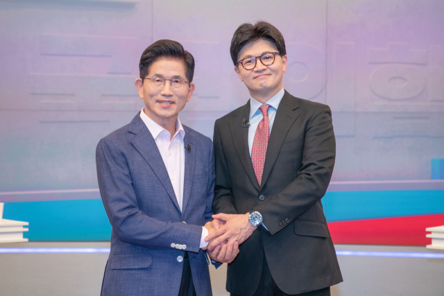 국민의힘 제21대 대통령선거 경선 결선투표에 진출한 김문수(왼쪽), 한동훈 후보가 지난달 30일 서울 중구 TV조선에서 TV토론에 앞서 포즈를 취하고 있다. 연합뉴스