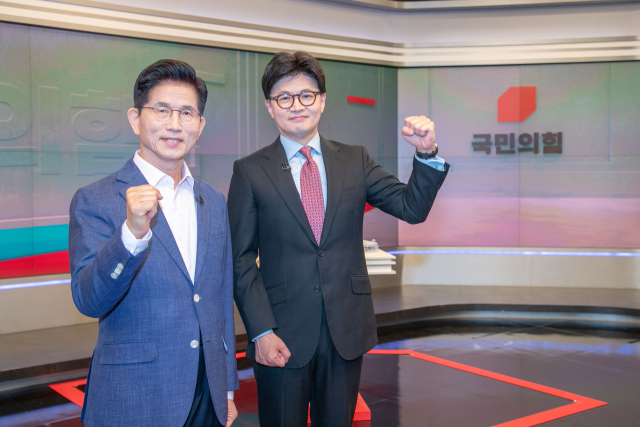 국민의힘 제21대 대통령선거 경선 결선투표에 진출한 김문수(왼쪽), 한동훈 후보가 30일 서울 중구 TV조선에서 TV토론에 앞서 포즈를 취하고 있다. 연합뉴스