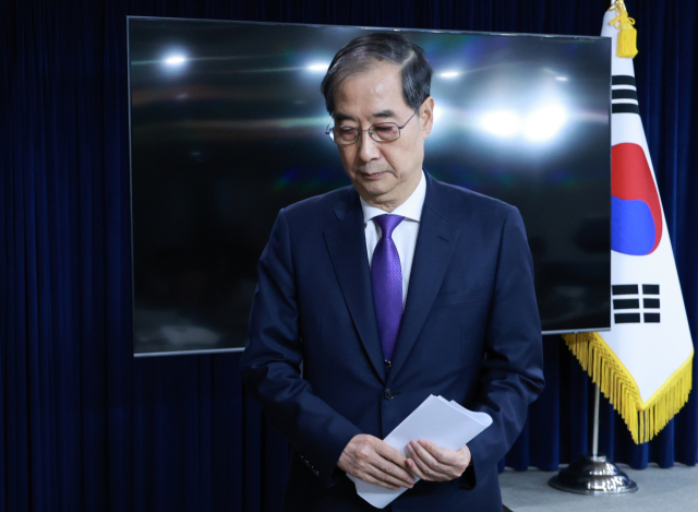 한덕수 대통령 권한대행 국무총리가 1일 정부서울청사에서 대국민담화를 마친 뒤 브리핑실을 나서고 있다. 연합뉴스