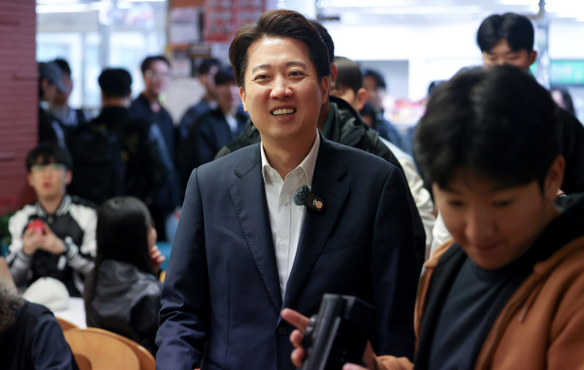 개혁신당 이준석 대선 후보가 1일 대학생들과의 소통을 위한 '학식먹자 이준석' 플랫폼 두번째 학교로 서울 동대문구 한국외국어대학교를 찾아 밝은 표정으로 이동하고 있다. 연합뉴스