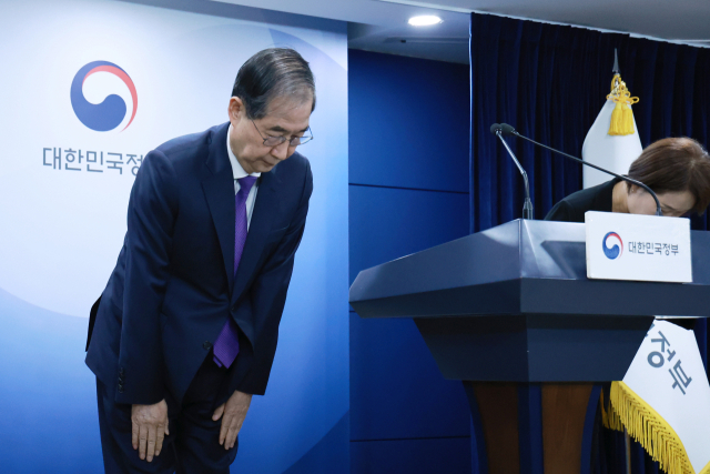 한덕수 대통령 권한대행 국무총리가 1일 정부서울청사에서 대국민담화를 하기 앞서 인사하고 있다. 연합뉴스