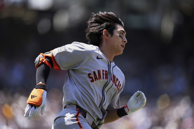 샌프란시스코 자이언츠 이정후가 1일(한국 시간) 미프로야구 메이저리그 샌디에이고전에서 4회초 외야 뜬 공을 친 뒤 1루로 달려가고 있다. AP연합뉴스